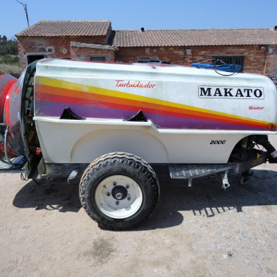 Atomizadora Makato de 2000 lt.  Doble ventilador , electroválvulas , bomba de membranas , ITV e inspección fitosanitaria hasta el 2021 .  Documentación al día.  Máquina revisada y en perfecto estado de funcionamiento.