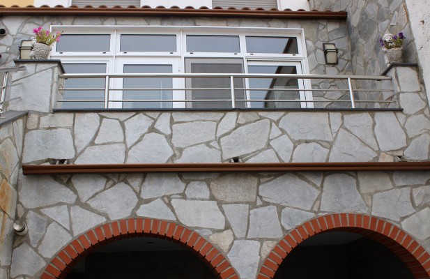 Barana inclinada, rígida, d'estructura linial, d'acer inoxidable, per a exteriors