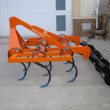 Cultivador vibroflex de 3 files amb corró desterrossador d’altura variable i enganxall ràpid. Fabriquem a mida