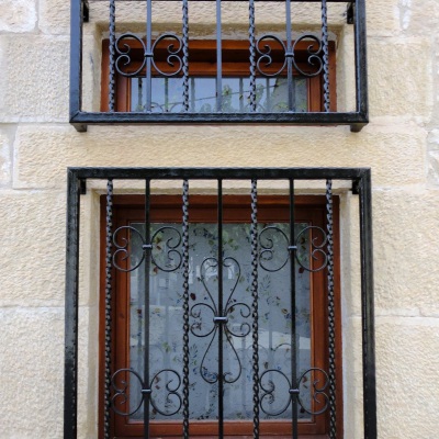 Reixa de forja pintada amb negre brillant