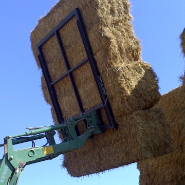 Carregador de paques/bales de palla, etc., de diferents mides i adaptable a enganxalls davanters, posteriors amb tercer punt, pales carregadores o toro hidràulic.
